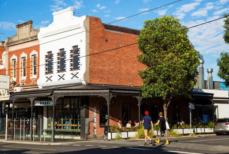 Những người mua sắm băng qua đường dọc theo High Street ở Melbourne © Ghé thăm Victoria