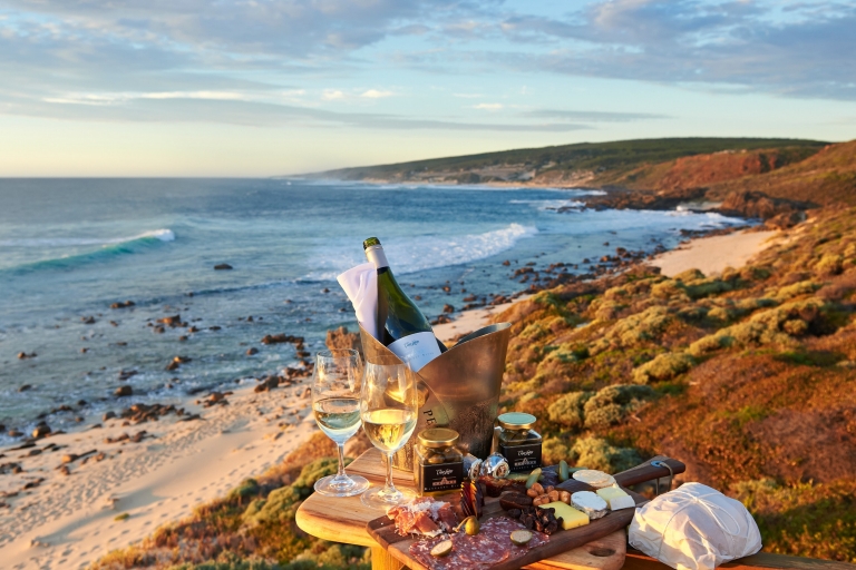 Đĩa sản phẩm và rượu vang tại bãi biển, Cape Lodge, Margaret River, WA © Frances Andrijich Đĩa sản phẩm và rượu vang tại bãi biển, Cape Lodge, Margaret River, WA © Frances Andrijich