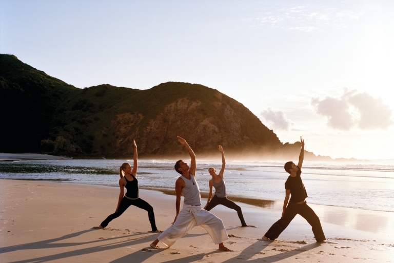 Yoga bình minh Vịnh Byron, NSW © Mike Newling, Du lịch Úc