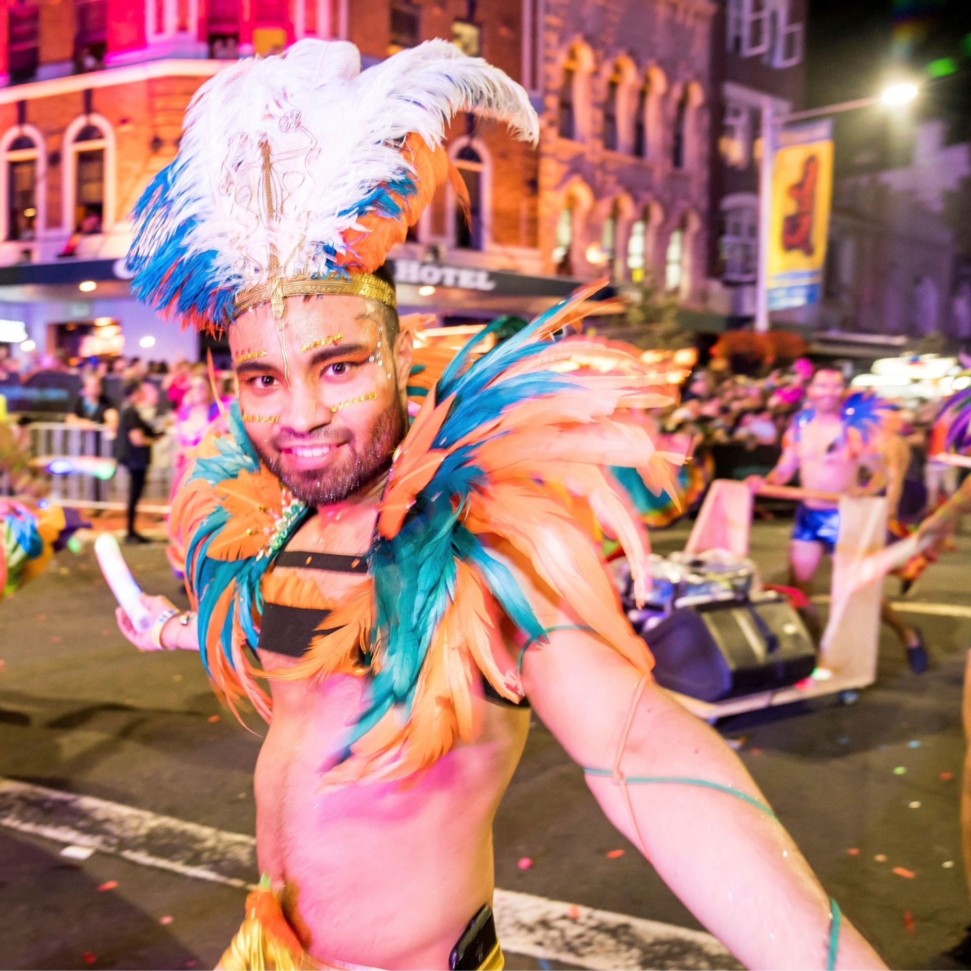 Người đàn ông trong trang phục sặc sỡ trong cuộc diễu hành Mardi Gras ở Darlinghurst © Jeffrey Feng