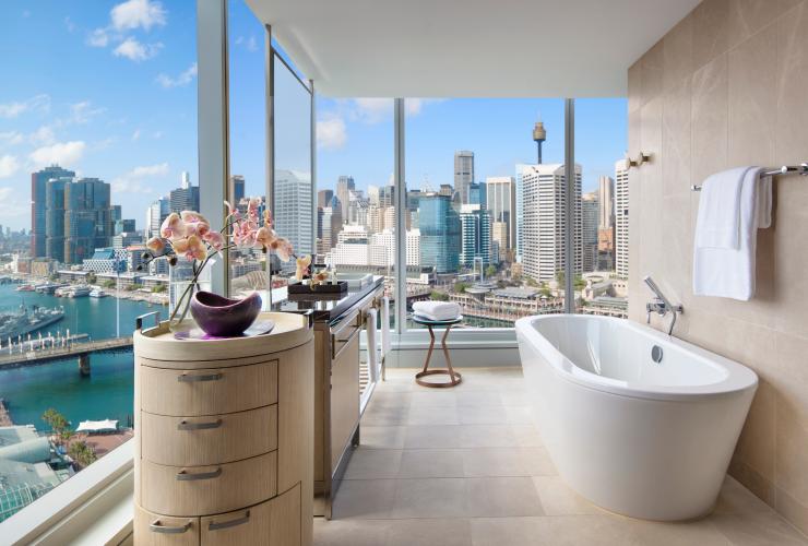 Phòng tắm sang trọng với tầm nhìn, SOFITEL Sydney Darling Harbour, Sydney, New South Wales © Sofitel Sydney Darling Harbour Phòng tắm sang trọng với tầm nhìn, SOFITEL Sydney Darling Harbour, Sydney, New South Wales © Sofitel Sydney Darling Harbour
