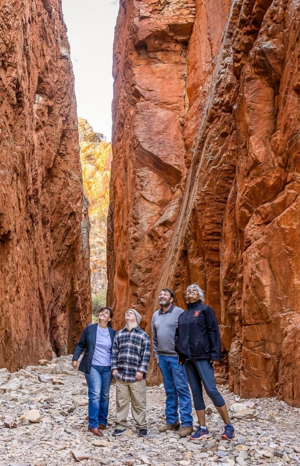 北領地西麥克唐奈爾山脈（West MacDonnell Ranges）一群旅客站在斯坦德利裂縫（Standley Chasm）©北領地旅遊局/Helen Orr