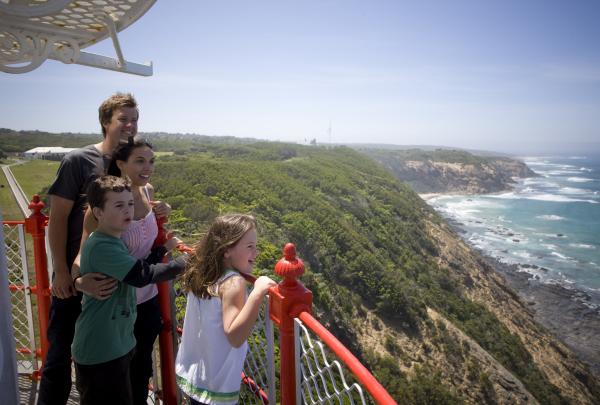 家庭到訪奧特威岬燈塔（Cape Otway Lighthouse）的露台©維多利亞旅遊局