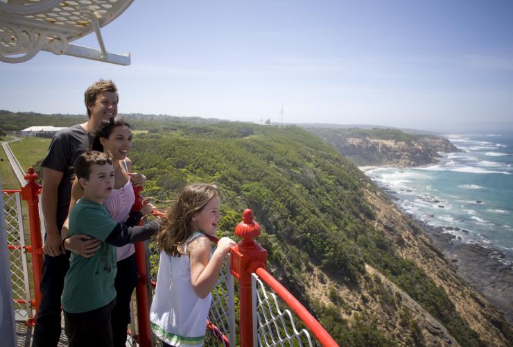 家庭到訪奧特威岬燈塔(Cape Otway Lighthouse)的露台©維多利亞旅遊局 家庭到訪奧特威岬燈塔(Cape Otway Lighthouse)的露台©維多利亞旅遊局