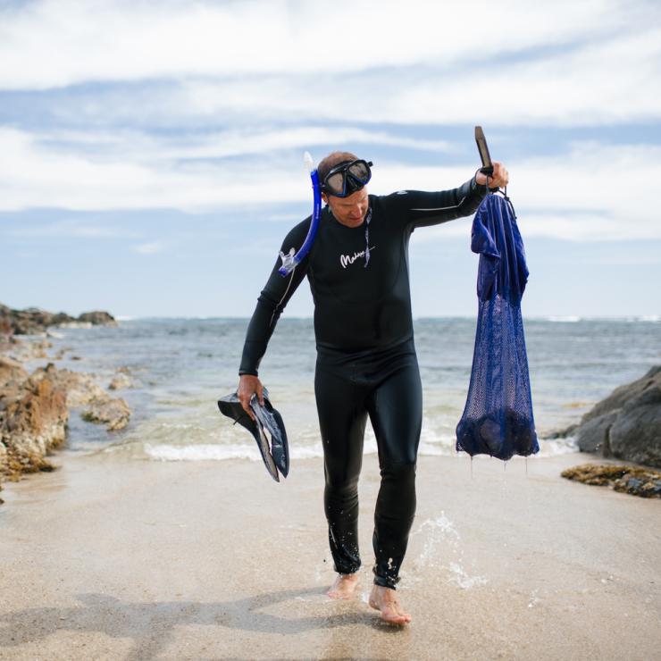 捕獲海鮮後從海裡走出來的男子©Robert Lang/澳洲海岸獵奇旅行社 捕獲海鮮後從海裡走出來的男子©Robert Lang/澳洲海岸獵奇旅行社