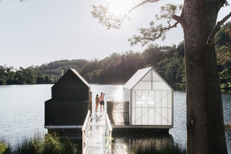 塔斯曼尼亞德比的Floating Sauna Lake Derby©Floating Sauna Lake Derby/Anjie Blair 塔斯曼尼亞德比的Floating Sauna Lake Derby©Floating Sauna Lake Derby/Anjie Blair