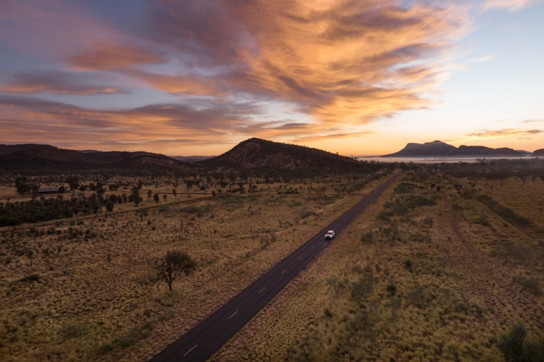 北領地西麥克唐奈爾山脈(West MacDonnell Ranges)©Sean Scott/北領地旅遊局 北領地西麥克唐奈爾山脈(West MacDonnell Ranges)©Sean Scott/北領地旅遊局