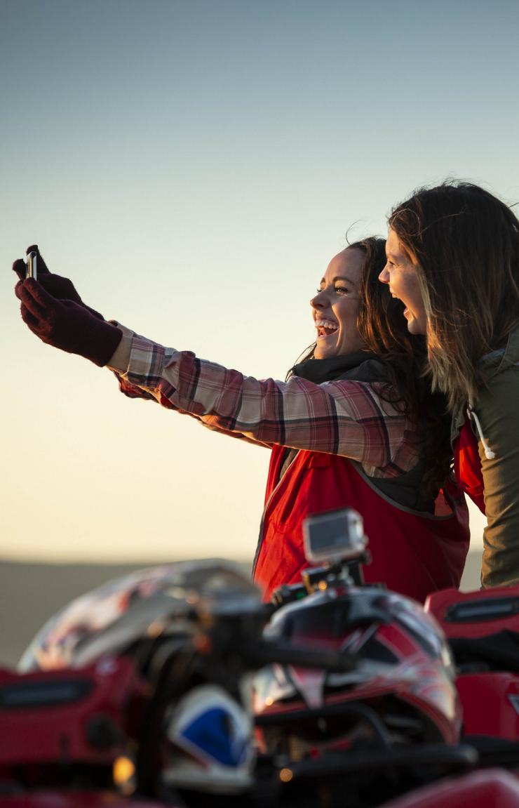 新南威爾士史蒂芬港斯托克頓海灘的沙丘探奇©澳洲旅遊局