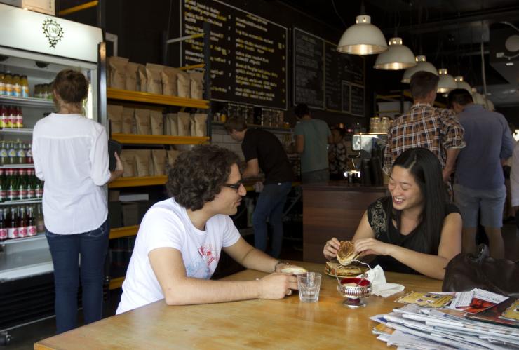 食客在澳洲首都領地坎培拉的Lonsdale Street Roasters內邊喝咖啡邊聊天©坎培拉旅遊局 食客在澳洲首都領地坎培拉的Lonsdale Street Roasters內邊喝咖啡邊聊天©坎培拉旅遊局