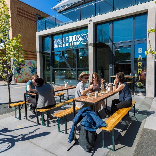 澳洲首都領地坎培拉巴里奧集體咖啡館外喝咖啡的人©坎培拉旅遊局