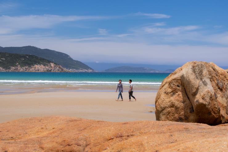 一對情侶在諾曼海灘漫步©維多利亞旅遊局 一對情侶在諾曼海灘漫步©維多利亞旅遊局