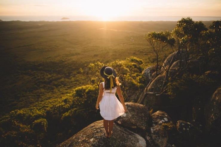 一個女人從維多利亞州威爾遜岬的維雷克瞭望台眺望夕陽©Hannes Becker/STA Travel/維多利亞旅遊局 一個女人從維多利亞州威爾遜岬的維雷克瞭望台眺望夕陽©Hannes Becker/STA Travel/維多利亞旅遊局