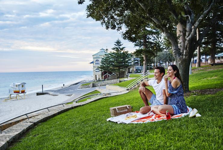 在西澳(WA)珀斯(Perth)科特索海灘(Cottesloe Beach)野餐©西澳旅遊局 在西澳(WA)珀斯(Perth)科特索海灘(Cottesloe Beach)野餐©西澳旅遊局