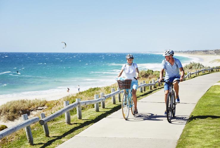 在西澳(WA)珀斯(Perth)科特索海灘(Cottesloe Beach)踩單車©西澳旅遊局 在西澳(WA)珀斯(Perth)科特索海灘(Cottesloe Beach)踩單車©西澳旅遊局