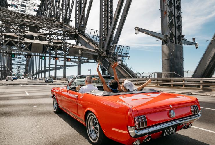 一群朋友在新南威爾士州悉尼的悉尼海港大橋乘搭Sydney Mustangs Wedding Cars的專車©新南威爾士州旅遊局 一群朋友在新南威爾士州悉尼的悉尼海港大橋乘搭Sydney Mustangs Wedding Cars的專車©新南威爾士州旅遊局