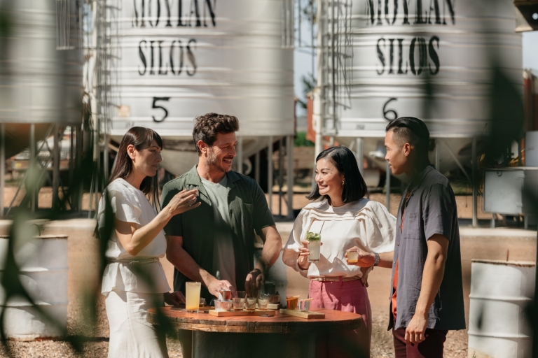 西澳州庫努納拉的Hoochery釀酒廠咖啡店內四個朋友站在戶外桌子旁享用飲品,背景是糧倉©西澳州旅遊局 西澳州庫努納拉的Hoochery釀酒廠咖啡店內四個朋友站在戶外桌子旁享用飲品,背景是糧倉©西澳州旅遊局