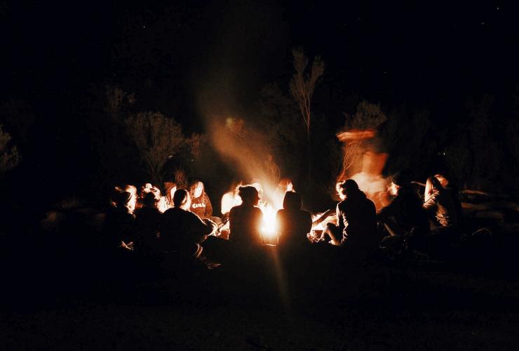 Lagerfeuer, Ayers Rock Campground, Yulara, Northern Territory © Joise Bi