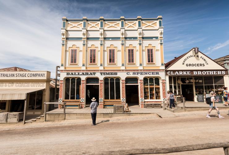 Menschen gehen auf einer von historischen Gebäuden gesäumten Straße in Sovereign Hill spazieren, Ballarat, Victoria © Visit Victoria