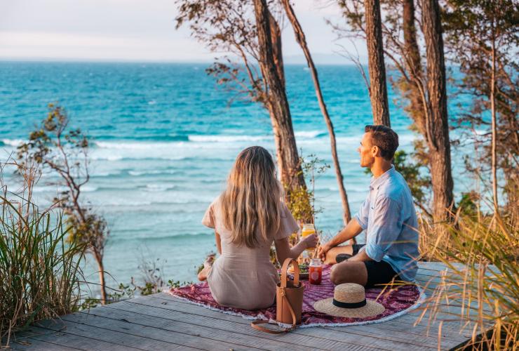 Picknick bei Sonnenuntergang am Little Cove Beach, Noosa, Queensland © Tourism and Events Queensland