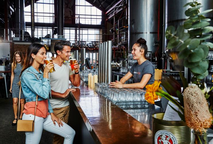 Ein Paar besucht die Little Creatures Brewery, Fremantle, Westaustralien © Illustrations Photography
