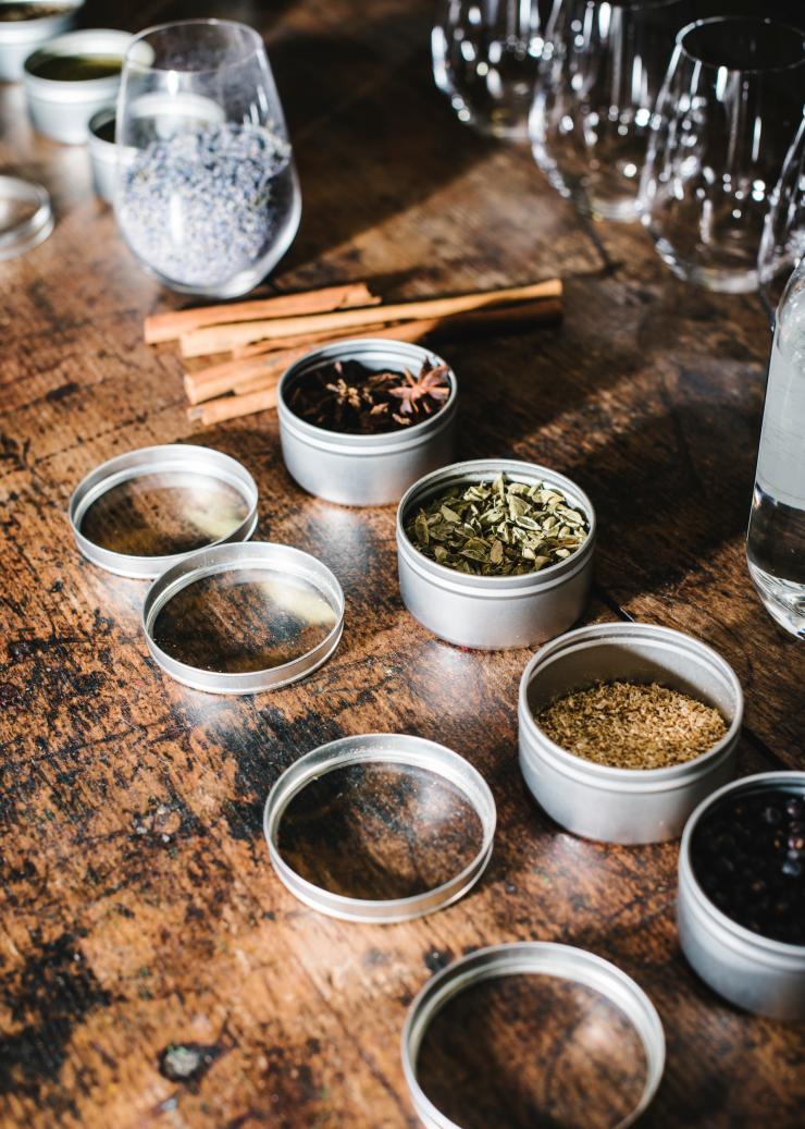 Dosen mit Kräutern und Gewürzen, die in verschiedenen Ginsorten verwendet werden, Four Pillars Gin Distillery, Yarra Valley, Victoria © Tourism Australia