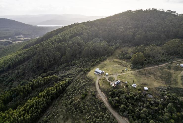 Luftaufnahme der McHenry Distillery, die auf einem von Bäumen umgebenen Hügel liegt, Tasman Peninsula, Tasmanien © Tourism Australia