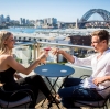 Rooftop-Bar „Aster Bar“ mit Blick auf die Harbour Bridge und das Opera House, Sydney, New South Wales © Tourism Australia