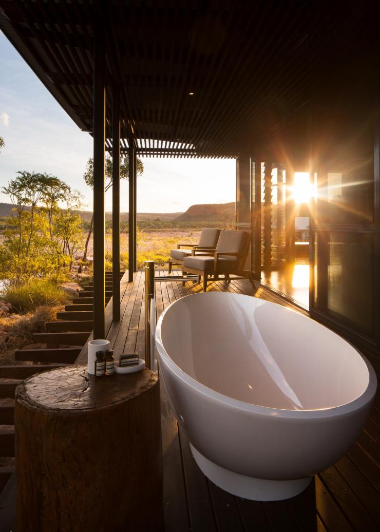 Privatbalkon mit Außenbad und Sitzmöglichkeiten im El Questro Homestead, El Questro Wilderness Park, Westaustralien © Timothy Burgess