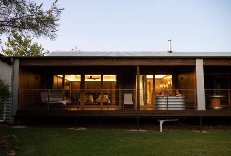 Ein Paar entspannt sich im Außenbad ihrer Outback-Unterkunft in der Mt Mulligan Lodge, Mt Mulligan, Queensland © Tourism and Events Queensland