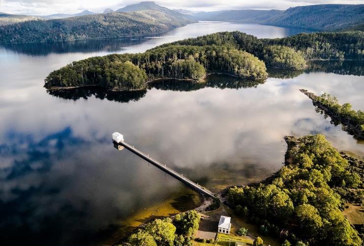 Luftaufnahme der schwimmenden Unterkunft von Pumphouse Point und dem Wald um Lake St Clair, Tasmanien © Tourism Tasmania