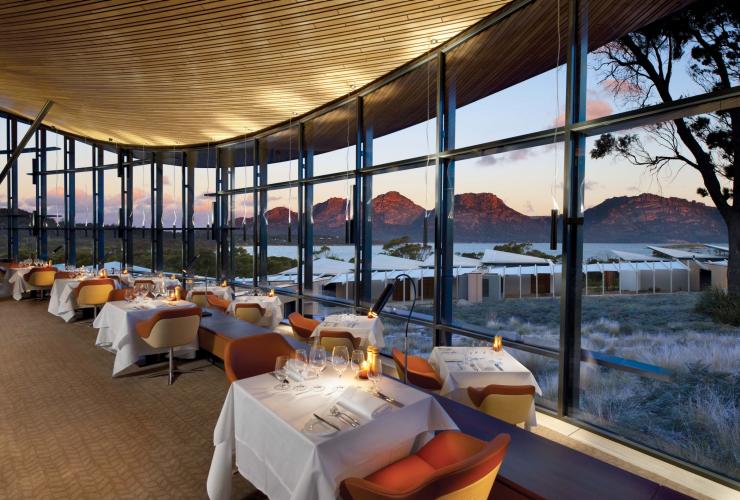 Innenaufnahme des Palate Restaurants mit Tischen vor den bodentiefen Fenstern mit Blick auf den Freycinet National Park im Saffire Freycinet, Coles Bay, Tasmanien © Saffire Freycinet