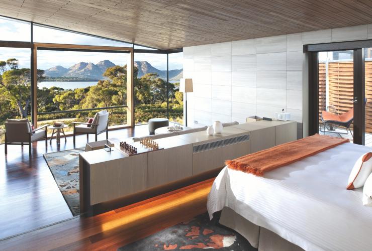 Innenansicht einer luxuriösen Unterkunft mit bodentiefen Fenstern und Blick über Freycinet, Saffire Freycinet, Peninsula, Tasmanien © Saffire Freycinet