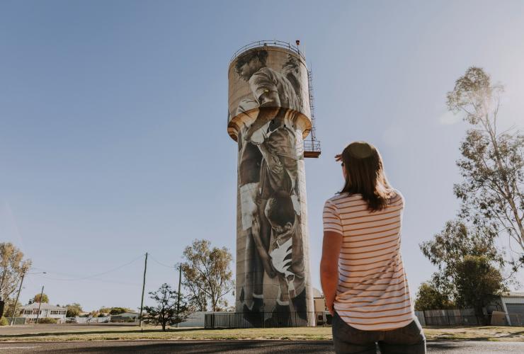 Eine Frau bewundert einen bemalten Wasserturm in Cunnamulla, Queensland © Tourism and Events Queensland