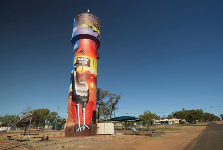 Aussicht auf den bemalten Augathella Water Tower, Outback, Queensland © Tourism and Events Queensland