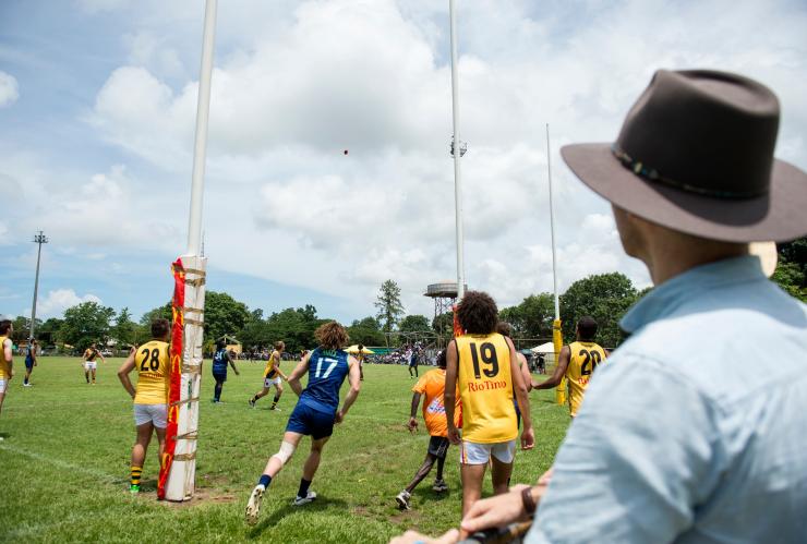 Grande finale de football australien et vente d'œuvres d'art sur les Tiwi Islands, Tiwi Islands, NT © Tourism NT/Shaana McNaught