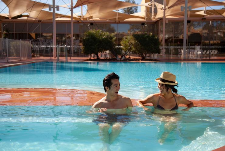 Piscine du Sails in the Desert, Ayers Rock Resort, Uluru, NT © Tourism Northern Territory