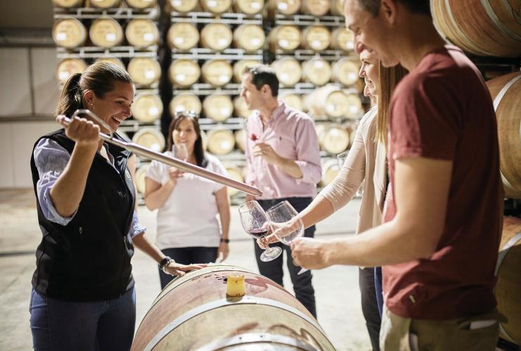 Un groupe de touriste en pleine dégustation à Brown Brothers, Milawa, Victoria © Brown Brothers