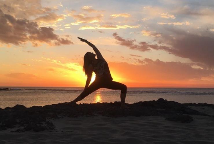 Une personne exécutant une posture de yoga avec une vue imprenable sur l'océan lors du coucher du soleil au Injidup Spa Retreat, Yallingup, région de Margaret River, Australie Occidentale © Devahiti Yoga & Bodywork