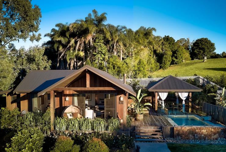 Un chalet avec piscine privée niché sur une colline verdoyante et entouré d'arbres à Gaia Retreat & Spa, Byron Bay, Nouvelle-Galles du Sud © Gaia Retreat & Spa