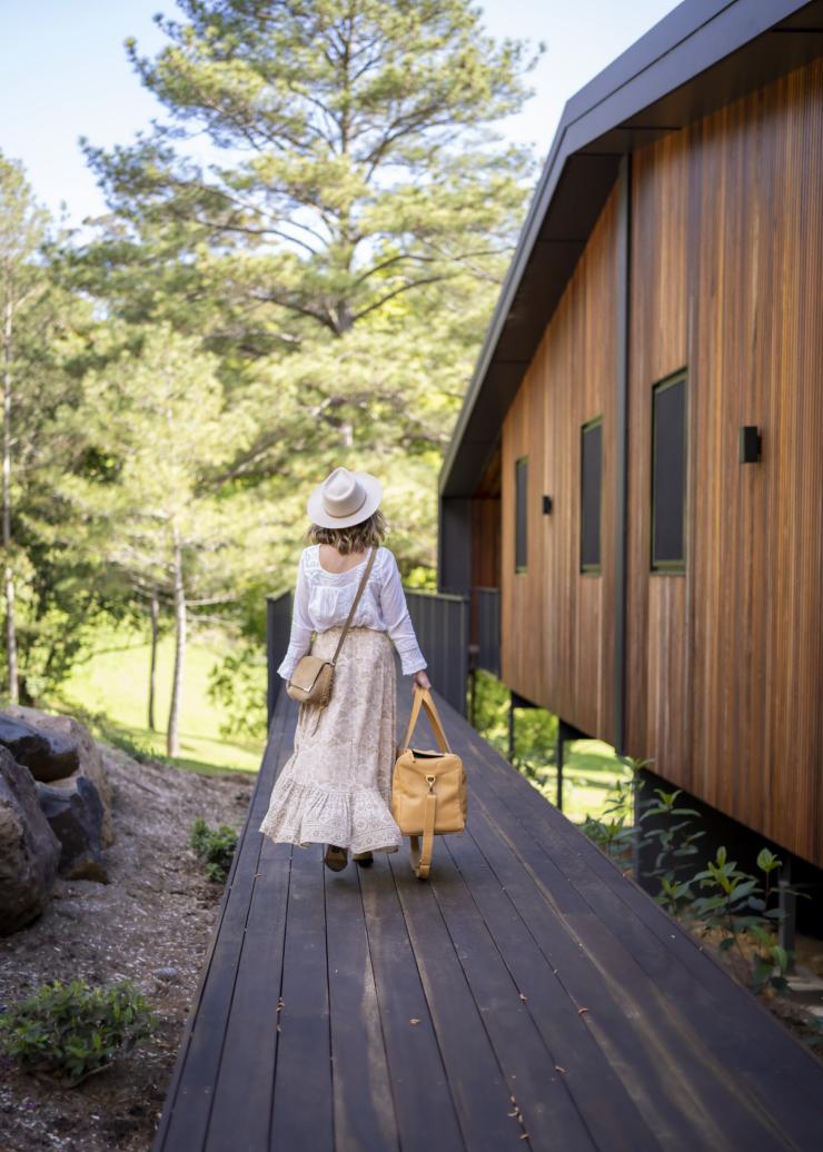 Une femme arrivant à son hébergement dans le bush au Eden Health Retreat, Currumbin Valley, Queensland © Tourism and Events Queensland