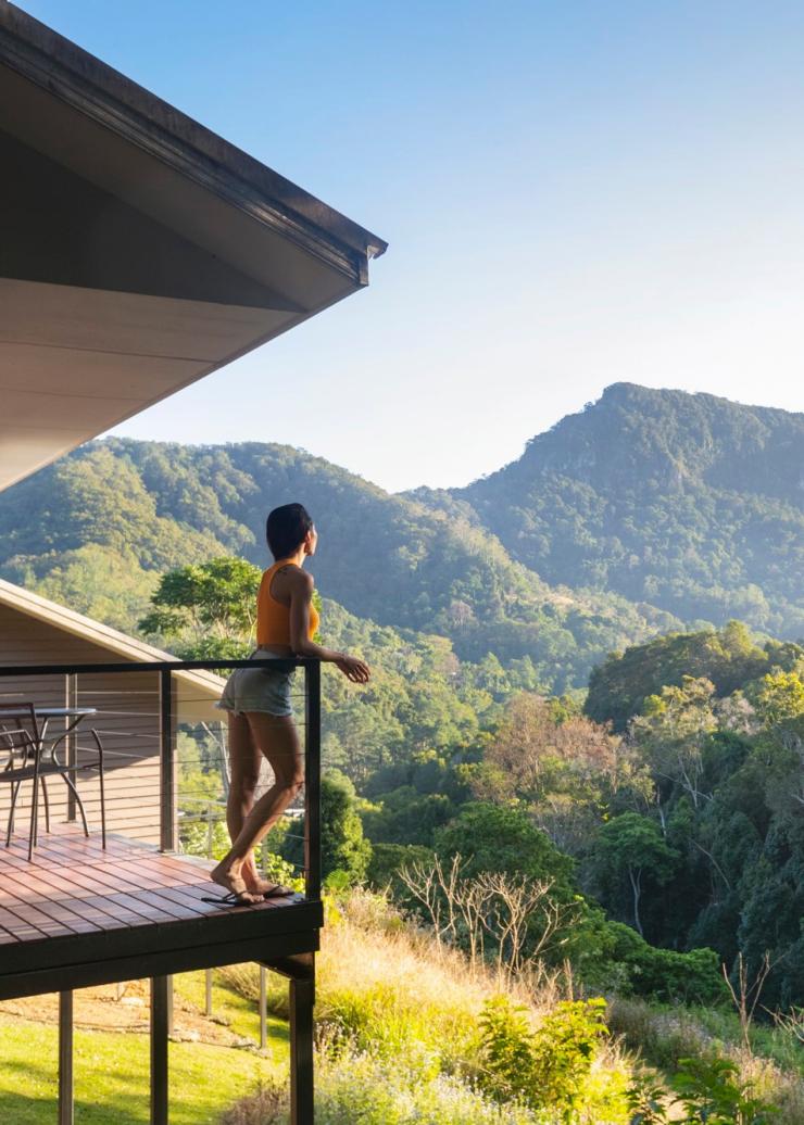 Une femme debout sur un balcon surplombant le bush au Eden Health Retreat, Currumbin Valley, Queensland © Eden Health Retreat