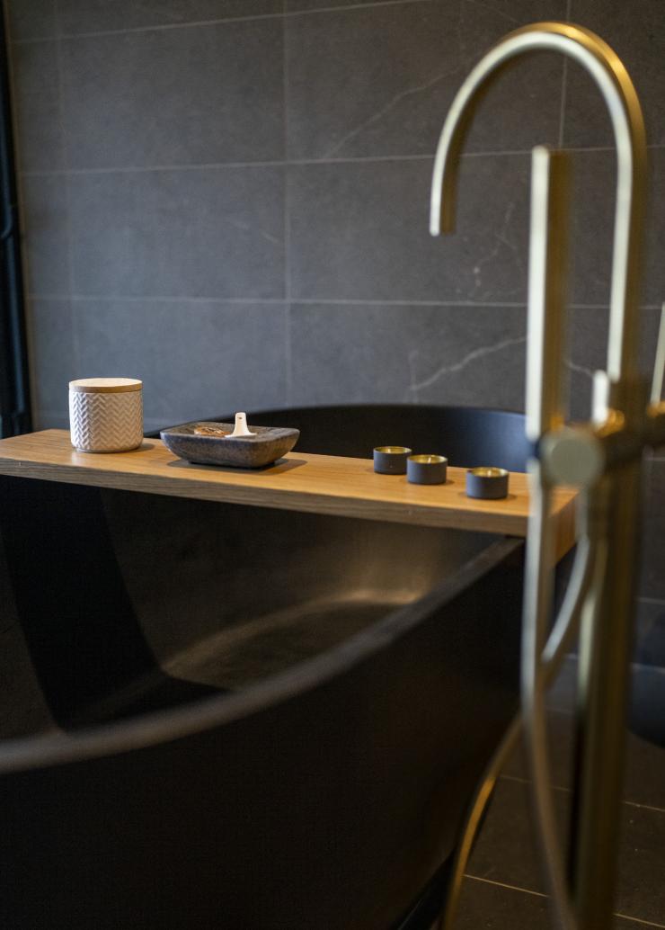 Une baignoire noire luxueuse dans une suite du Eden Health Retreat, Currumbin Valley, Queensland © Tourism and Events Queensland