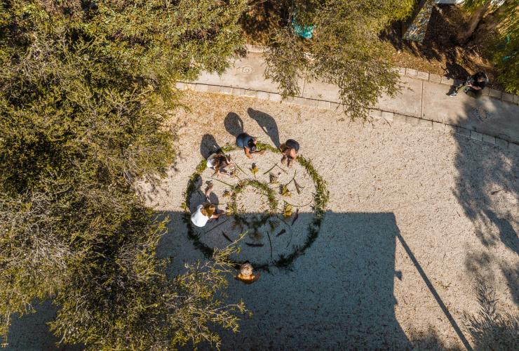 Vue aérienne d'un groupe de personnes formant un dessin au sol à l'aide de plantes et de fleurs avec Untamed Escapes, Esperance, Australie Occidentale, © Tourism Australia