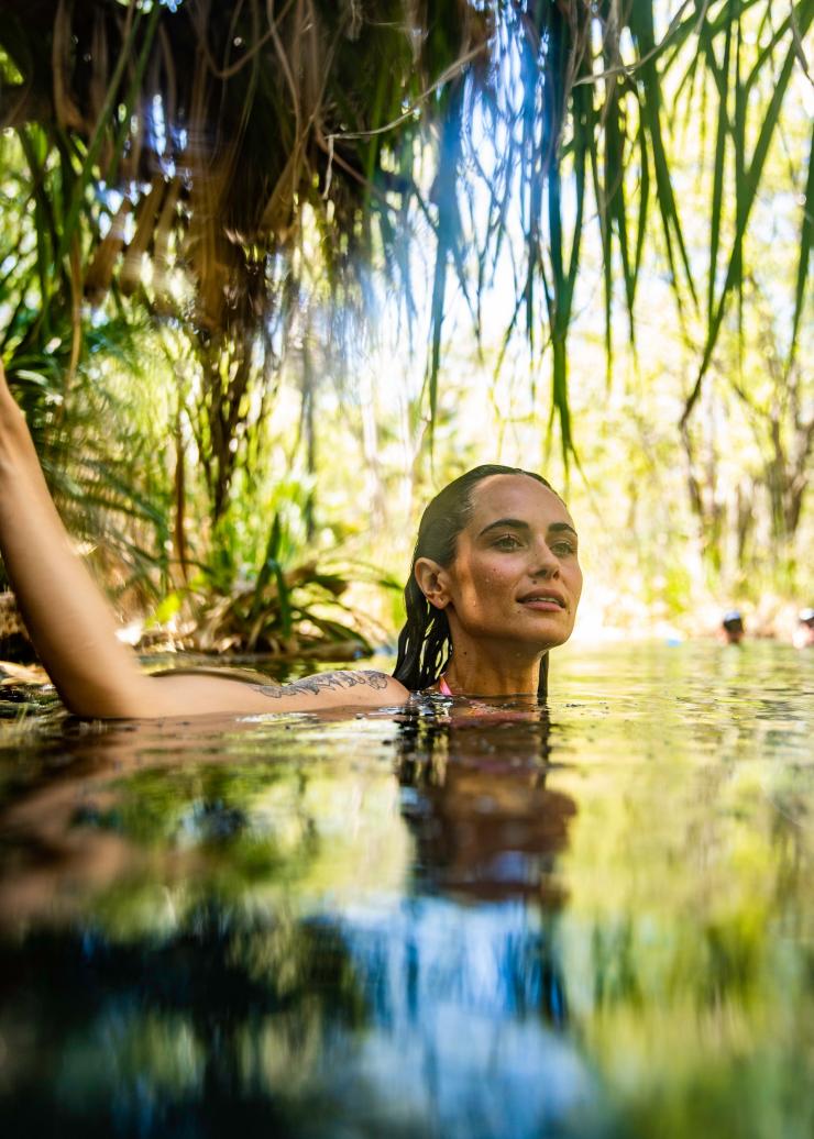 Femme se relaxant à Bitter Springs, Elsey National Park, NT © Tourism NT/Helen Orr