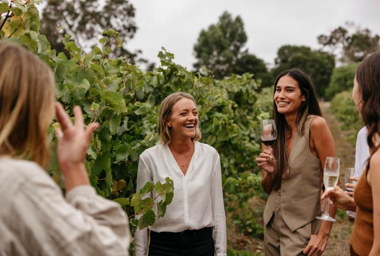 Amis profitant de la visite Organic Farm & Vineyard Tour à Windows Estate, Margaret River, WA © Tourism Australia
