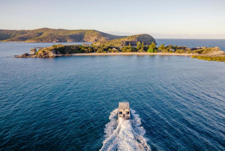 Vue aérienne d'un bateau se dirigeant vers Pumpkin Island, Capricorn, QLD © Tourism and Events Queensland