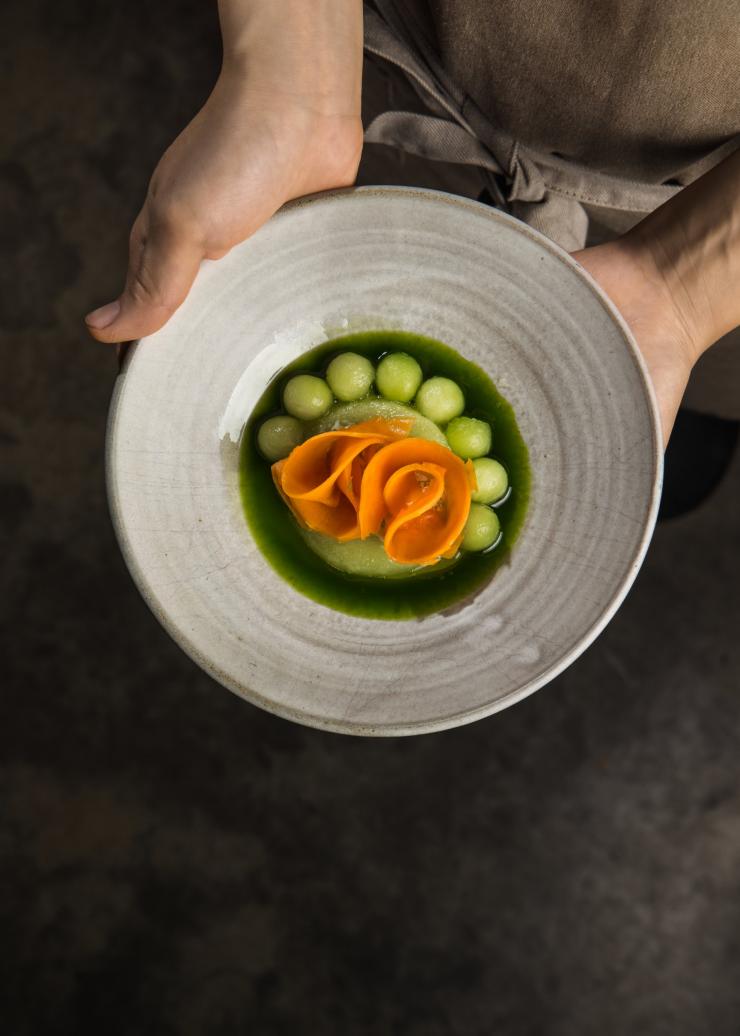 Serveur présentant un plat avant-gardiste chez Mt Lofty Ranges Vineyard, Adelaide Hills, SA © South Australian Tourism Commission