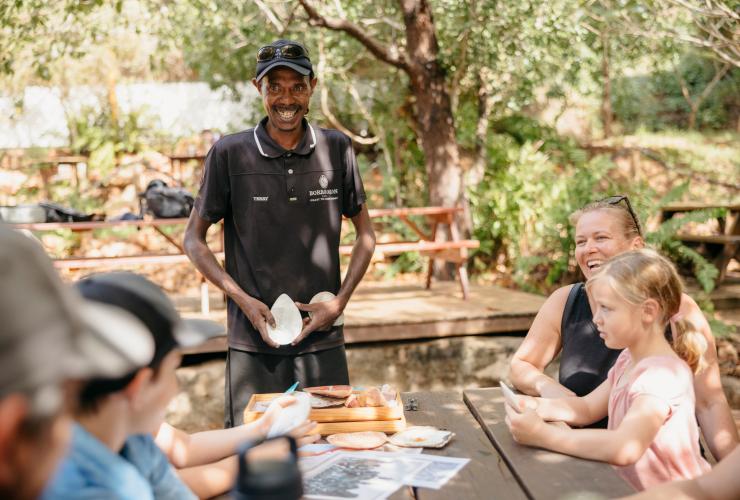 Terry Hunter, représentant du peuple Bardi, souriant aux visiteurs lors d'une excursion Borrgoron Coast to Creek Tours, Dampier Peninsula, WA © Tourism Australia