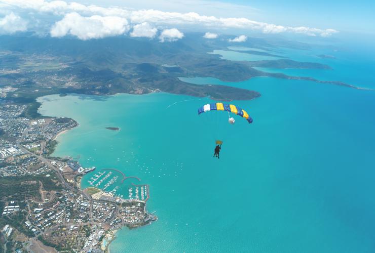 Terjun payung, Airlie Beach, Whitsundays, QLD © SkyDive Australia