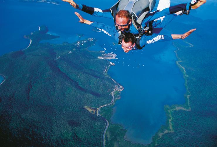 Terjun payung, Airlie Beach, Whitsundays, QLD © Tourism and Events Queensland